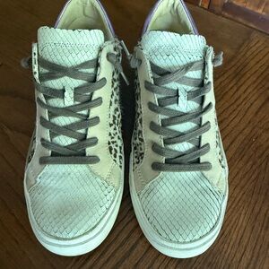 Stylish Women's Sneakers in Cream and Gray
